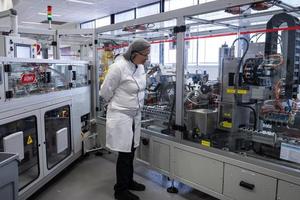 探秘巴黎網(wǎng)紅化妝品生產(chǎn)車(chē)間 深受中國(guó)女性青睞的制造奧秘